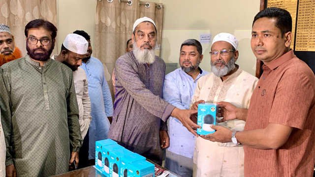 পূজার নিরাপত্তা রক্ষায় পুলিশকে সিসি ক্যামেরা প্রদান 