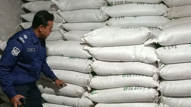 স্বেচ্ছাসেবক লীগ নেতার বাড়ি থেকে ৪শ’৪৪ বস্তা সার জব্দ