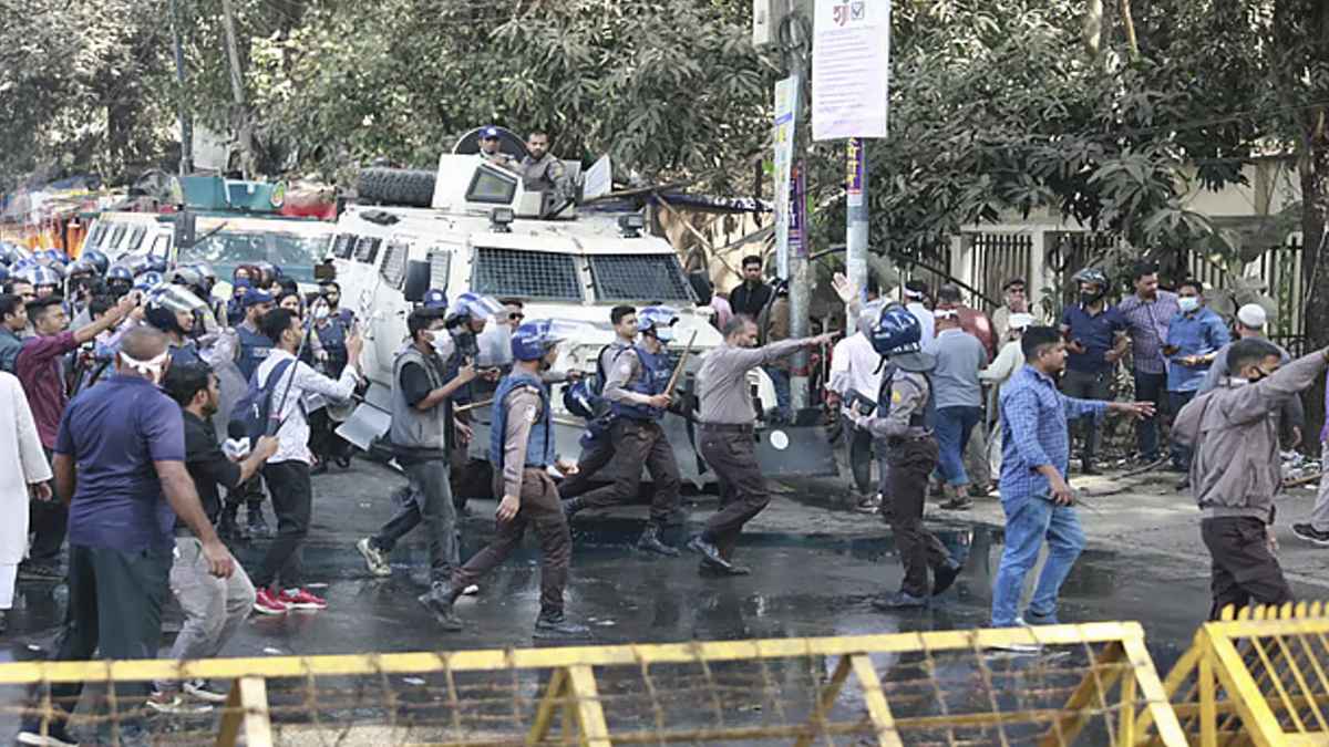 সরকারি কর্মচারীদের কর্মসূচিতে টিয়ারশেল ও রাবার বুলেট নিক্ষেপ