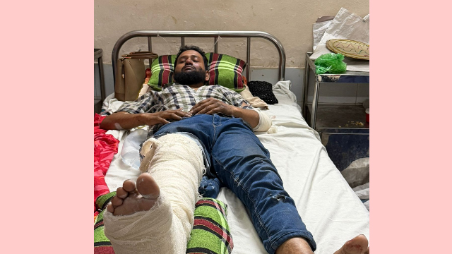 রামেকের সহকারী পরিচালকের গাড়ির চাপায় যুবক আহত