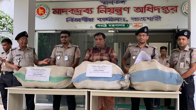চারঘাটে বিপুল পরিমাণ মাদকসহ গ্রেপ্তার ২
