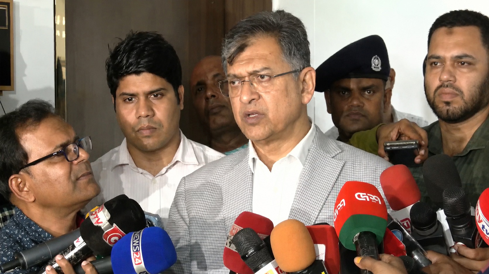 নাশকতার শঙ্কায় ৬ জেলায় সেনা মোতায়েনের সিদ্ধান্ত সরকারের