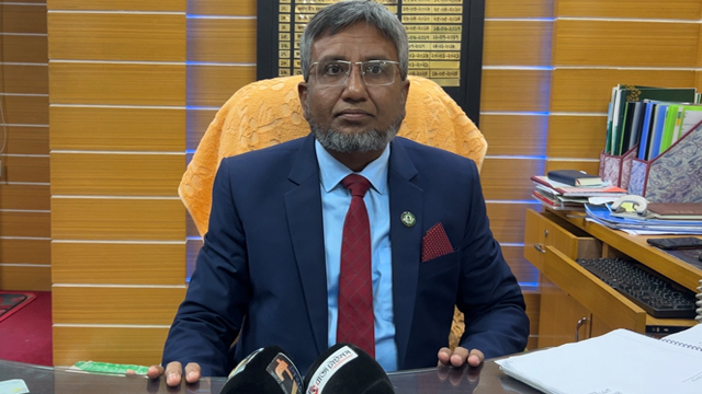 &nbsp;ব্যাংকের বিভিন্ন বিষয় নিয়ে কথা বলছেন ইসলামী ব্যাংক রাজশাহী শাখা প্রধান মোহা: খালেকুজ্জামান।
