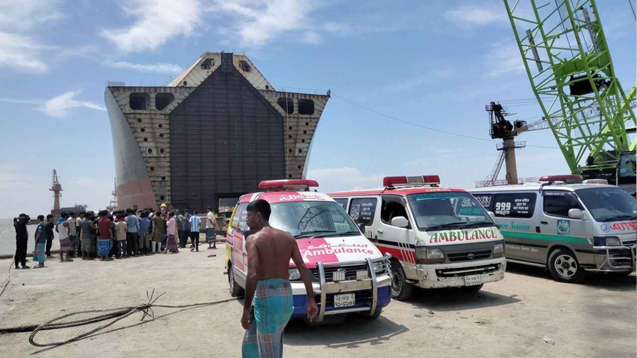 চট্টগ্রামে শিপব্রেকিং ইয়ার্ডে বিষাক্ত গ্যাসে নিহত বেড়ে ৯