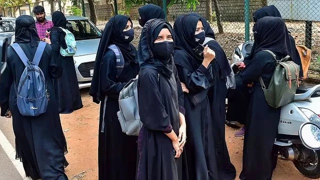 কর্ণাটকে শিক্ষাপ্রতিষ্ঠানে হিজাব পরার অনুমতি