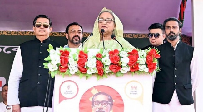 খুলনায় নৌকায় ভোট চাইলেন প্রধানমন্ত্রী