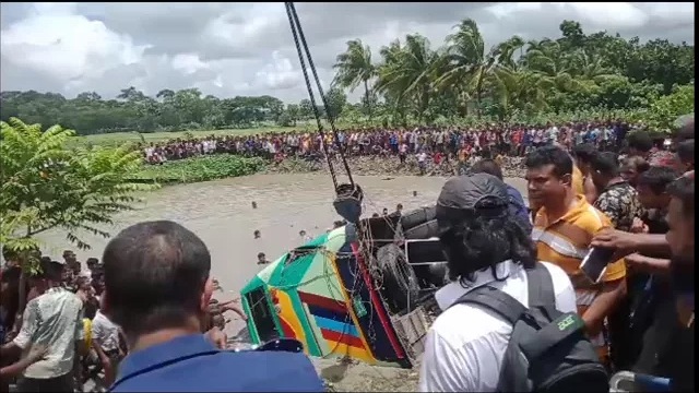ঝালকাঠিতে নিয়ন্ত্রণ হারিয়ে বাস পুকুরে, নিহত ১৭