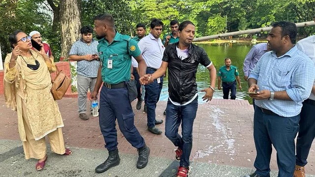 ধানমন্ডির ৩২ নম্বরে ককটেল নিয়ে যুবকের এলাহীকাণ্ড