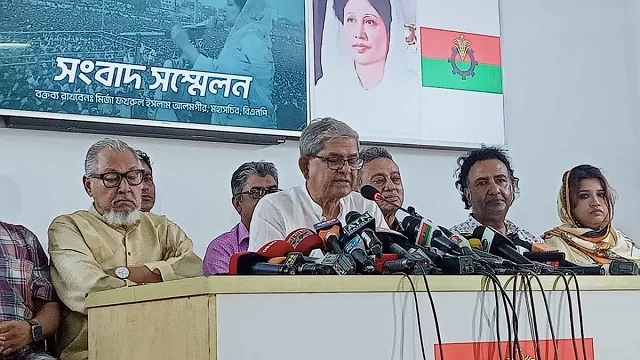 ‘ভিসানীতি থেকে বাঁচতে সরকার ফল ও খাবার খাওয়ানোর নাটক করেছে’