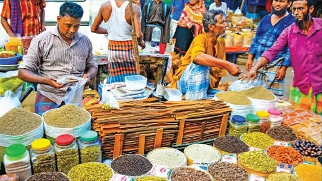নিত্যপণ্যের চড়া দামে কষ্টে মানুষ