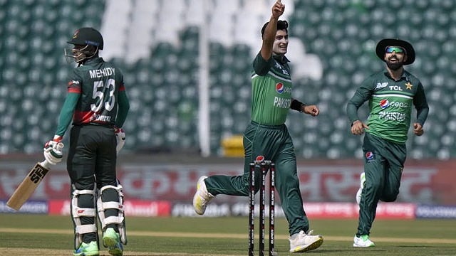 ব্যাটিং বিপর্যয়ে বাংলাদেশ
