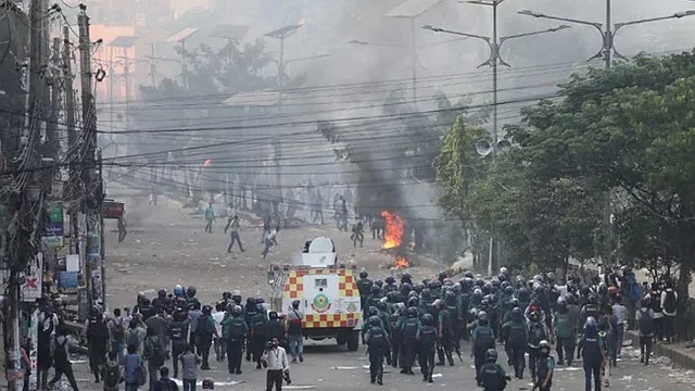 ঢাকায় সংঘর্ষে পুলিশ সদস্য নিহত