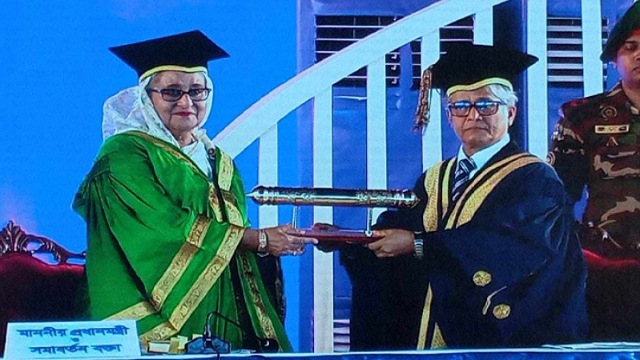 বঙ্গবন্ধুর হয়ে ‘ডক্টর অব লজ’ ডিগ্রি গ্রহণ করলেন প্রধানমন্ত্রী