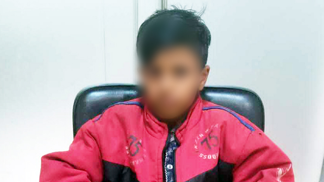 এবার বিমানবন্দরের ভিআইপি লাউঞ্জে ঢুকে পড়লো এক শিশু