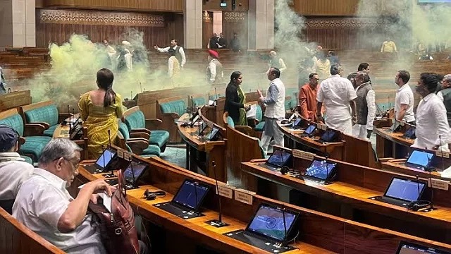 ভারতের পার্লামেন্টে ‘হুলস্থুল’ কাণ্ড