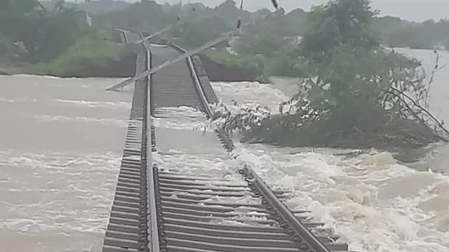 ভারী বৃষ্টিতে বিধ্বস্ত তামিলনাড়ু, এক স্টেশনেই আটকা ৫০০ যাত্রী