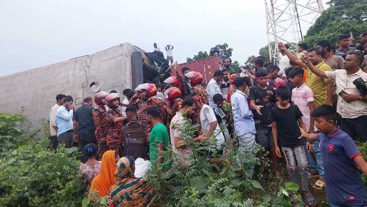 ভৈরবে ট্রেন দুর্ঘটনা: ঢাকার সঙ্গে ৪ জেলার ট্রেন চল বন্ধ