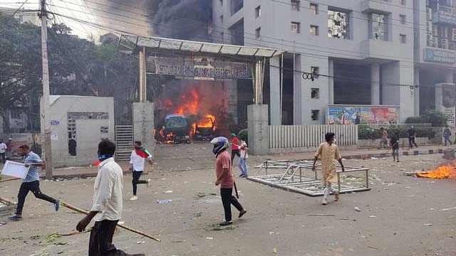 কাকরাইলে পুলিশ বক্স ও গাড়িতে আগুন, মসজিদের সামনে বিজিবি