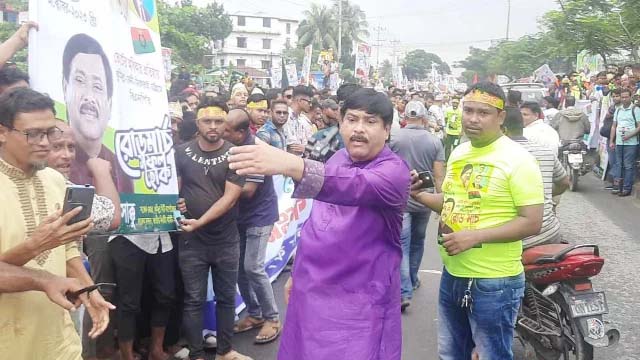 বহিষ্কৃত নেতা সাক্কুর মাথায় হাত বুলিয়ে দিলেন মির্জা ফখরুল