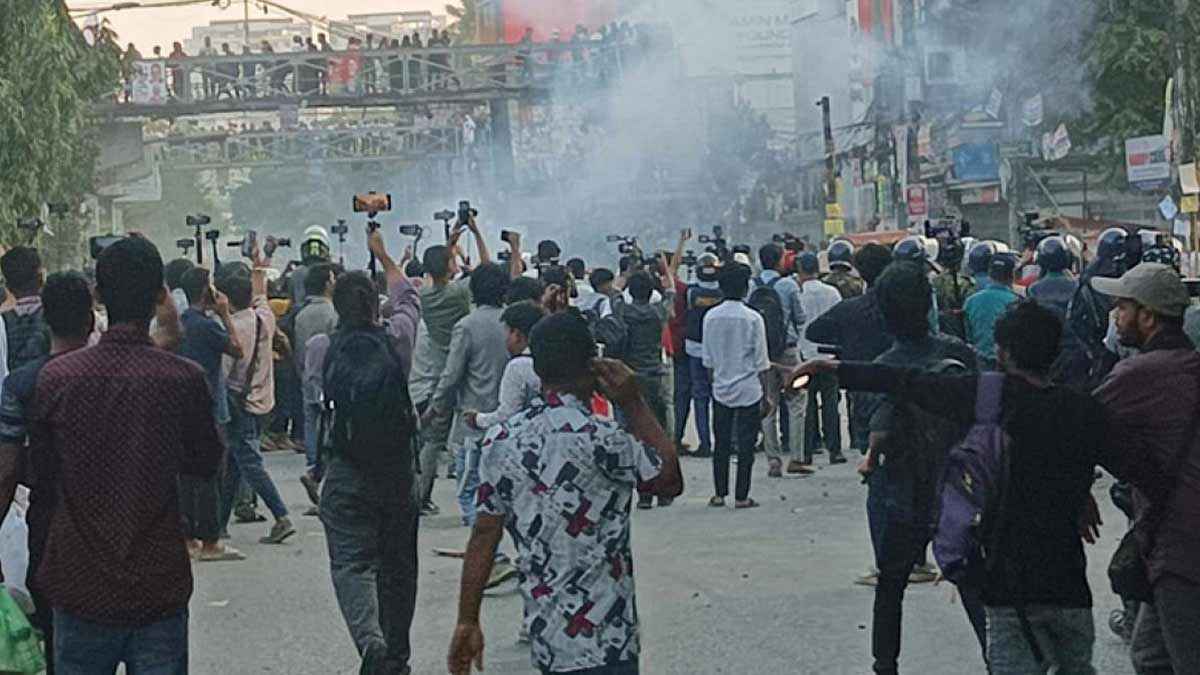 টিয়ারশেলে পিছু হটল শিক্ষার্থীরা, এখনও থমথমে সায়েন্সল্যাব এলাকায়