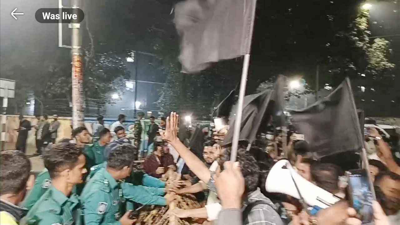শহীদ মিনারে রাষ্ট্রপতির শ্রদ্ধা জানানোর সময় ‘গো ব্যাক চুপ্পু’ স্লোগান