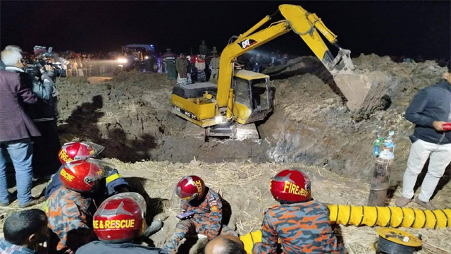 তানোরে ৩৫ ফুট গভীরে ২ বছরের শিশু !!