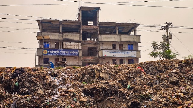 ধামইরহাটে ময়লা গর্ভে পৌর অফিস