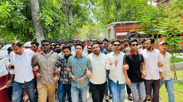 রাজশাহী কলেজে ছাত্রশিবিরের বিরুদ্ধে ছাত্রদলের বিক্ষোভ মিছিল