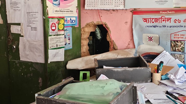 ধামইরহাটে রাতের আঁধারে সিধ কেটে দোকানে চুরি