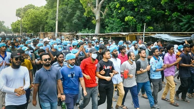 দেশে কারফিউ জারি, মেসে মেসে আঁকা হচ্ছিল আন্দোলনের নতুন ছবি