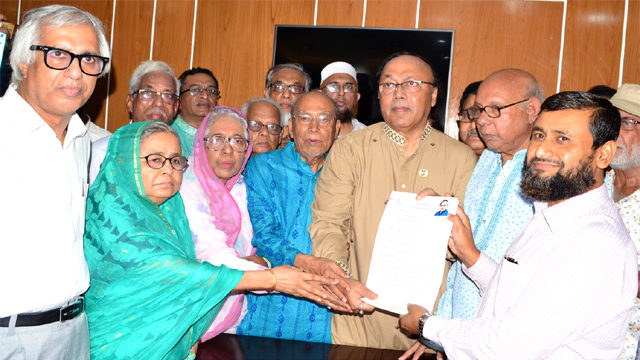 মনোনয়নপত্র জমা দিলেন মেয়র প্রার্থী লিটন