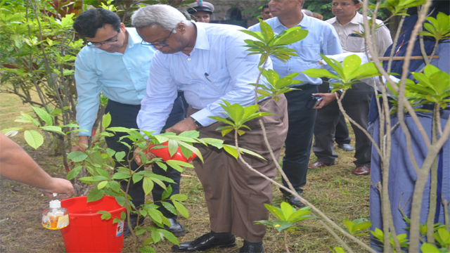 মহিলা পলিটেকনিক ইন্সটিটিউটে ঔষধি বৃক্ষ রোপন করেন সিনিয়র সচিব মোঃ কামাল হোসেন।