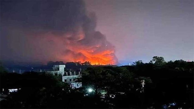 ১১ ঘণ্টায়ও নিয়ন্ত্রণে আসেনি সীতাকুণ্ডের আগুন