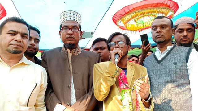 রোগী পরিবহণে দান করলেন হিরো আলম