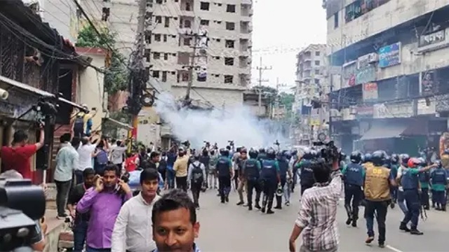 চট্টগ্রামে শিক্ষার্থীদের বিক্ষোভ, সংঘর্ষ, টিয়ারশেল নিক্ষেপ