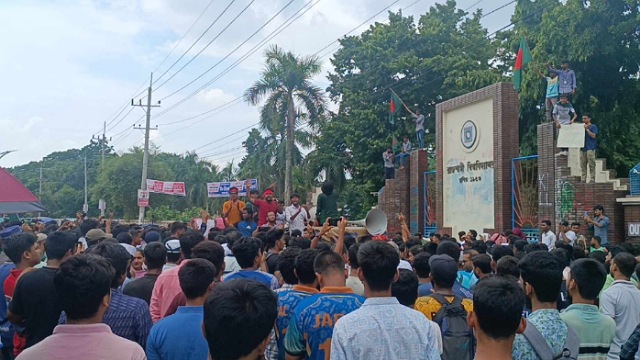 ছবি: রাজশাহী বিশ্ববিদ্যালয়ের মূল ফটক থেকে তোলা। 