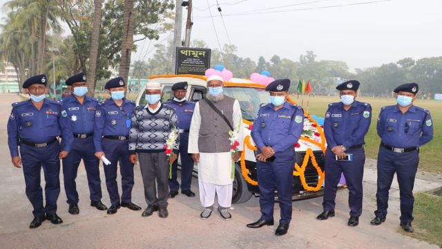 সুসজ্জিত গাড়িতে করে চাকরিজীবনের বিদায়