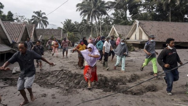 ইন্দোনেশিয়া শক্তিশালী অগ্ন্যুৎপাতে তলিয়ে গেছে অনেক গ্রাম