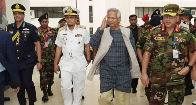 প্রথমবারের মতো সেনা সদরে প্রধান উপদেষ্টা