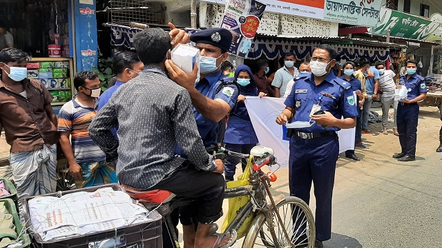 নিজ হাতে মাস্ক পরিয়ে দিচ্ছে পুলিশ