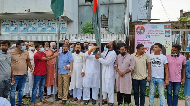 নাটোর জেলা বিএনপির কার্যালয়ের সামনে জাতীয় ও দলীয় পতাকা উত্তোলন করছেন নেতাকর্মীরা