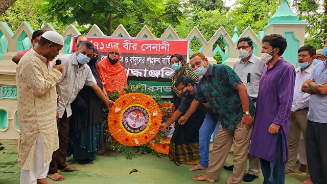 রেজা-রঞ্জুর কবরে পুষ্পস্তবক অর্পন