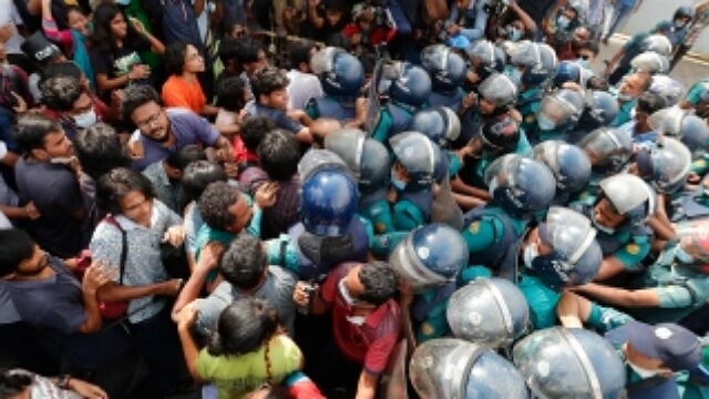 হোটেল ইন্টার কন্টিনেন্টালের সামনে বিক্ষুব্ধদের সাথে পুলিশের ধস্তাধস্তি। 