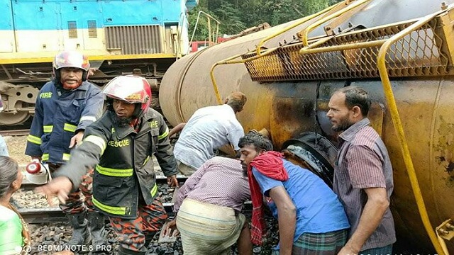 ফায়ার সার্ভিসের উদ্ধার কাজ চলছে।