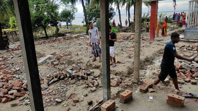 পদ্মার ভাঙ্গন থেকে রক্ষা পেল না বাঘার ইউপি কার্যালয়ও