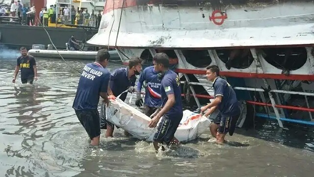 শীতলক্ষ্যায় লঞ্চডুবি: আটক হল কার্গো জাহাজ