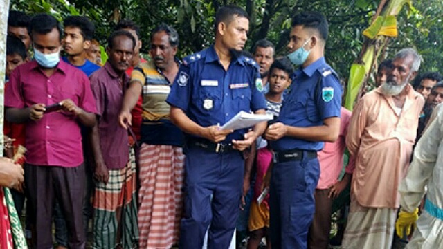 ঘটনাস্থলে উপস্থিত চারঘাট থানা পুলিশ।   