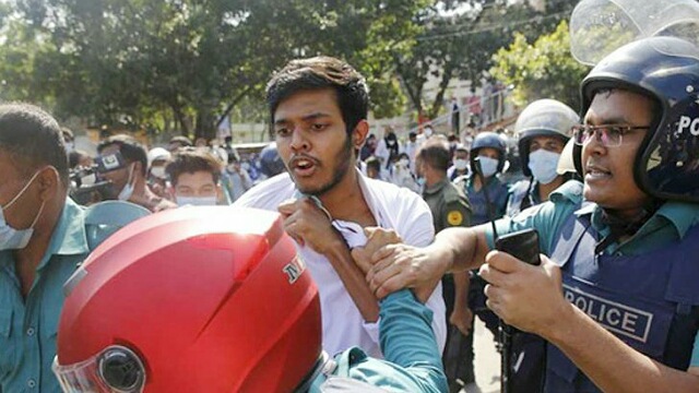 শাহবাগে আন্দোলনরত এক শিক্ষার্থীকে লাঠিপেটা করছে পুলিশ।  