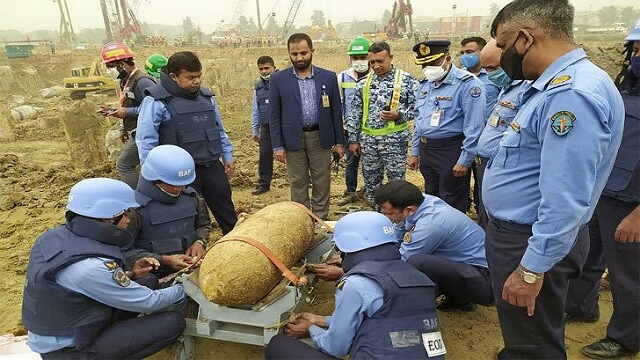 ঘটনাস্থলে বোমা নিষ্ক্রিয়কারী টিম।