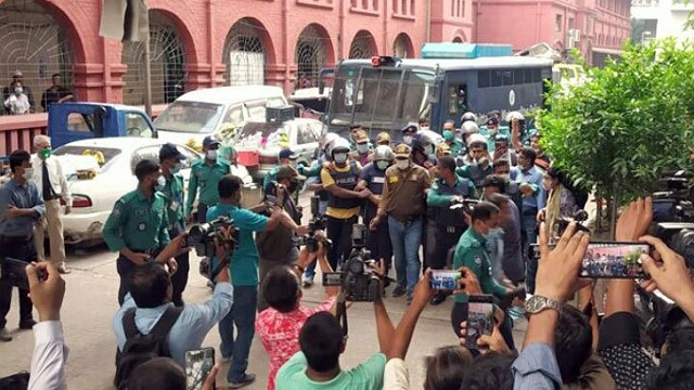 চট্টগ্রামের আদালতে হাজির করা হচ্ছে প্রতারক শাহেদকে।  